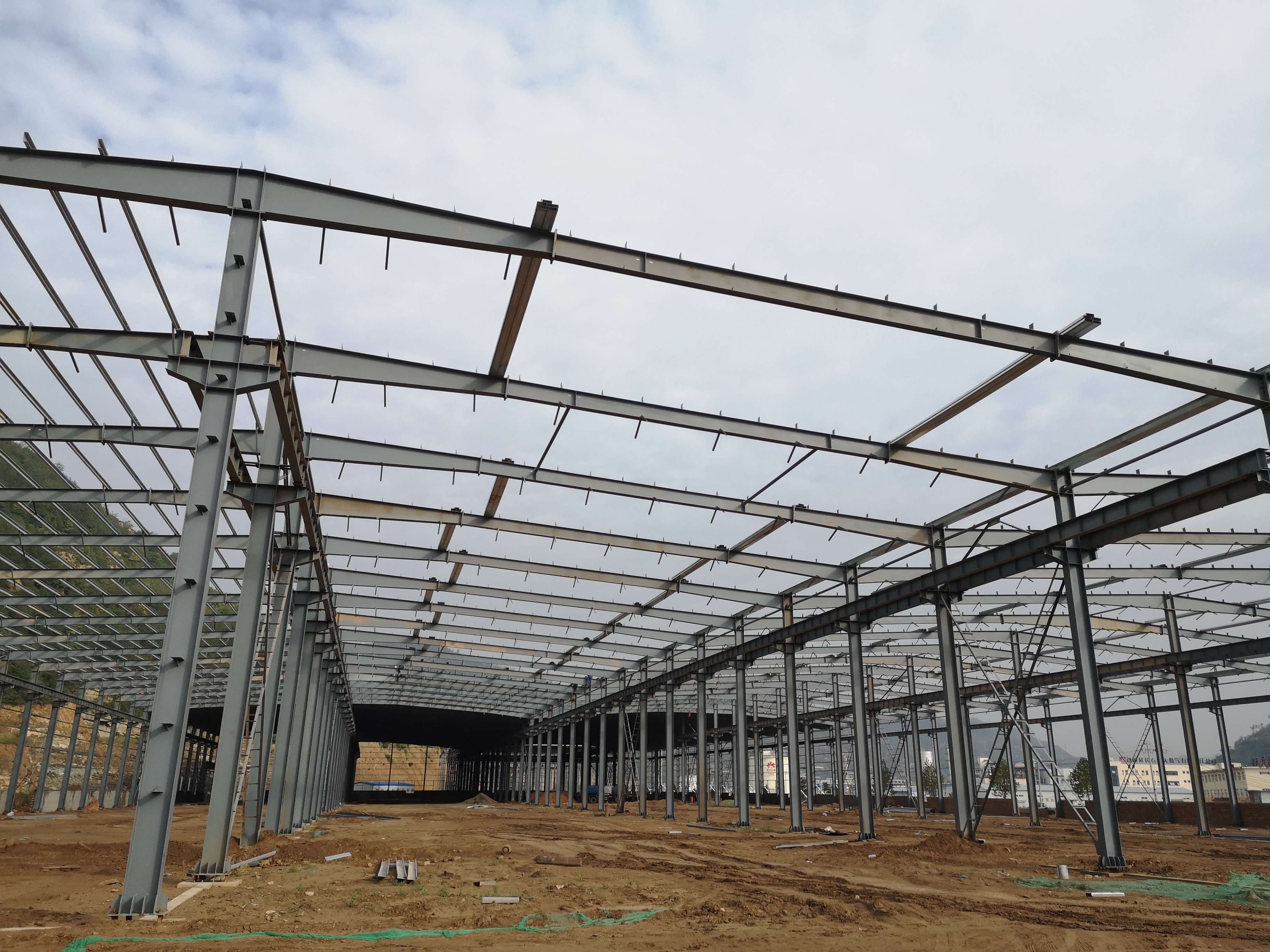 山西鋼結構廠家建鋼結構廠房多少錢一平方？